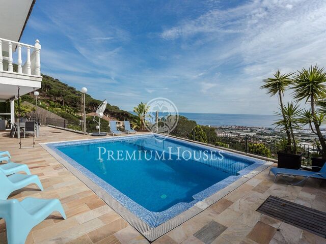 Casa en venta con piscina y panorámicas vistas al mar con licencia turística en Cabrils