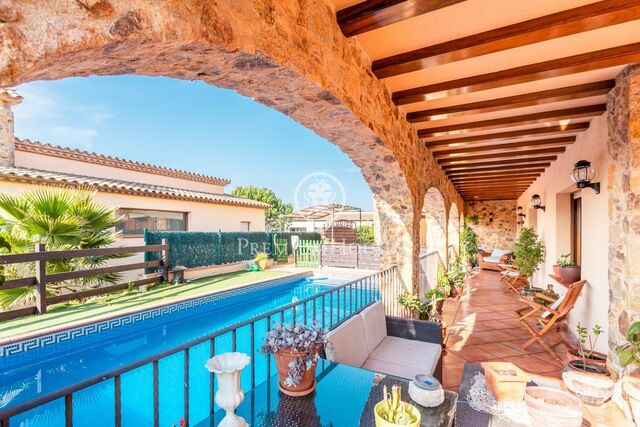 Casa en venta con jardín y piscina en Blanes