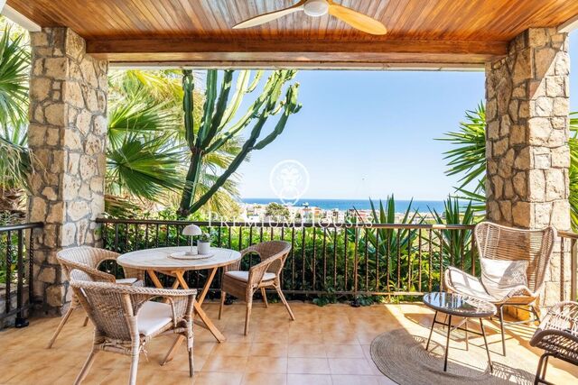 Casa de estilo mediterráneo con jardín,  piscina y vistas increíbles a la venta en Vallpineda
