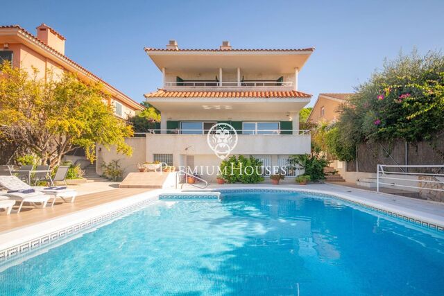 Casa con jardín y piscina en Levantina