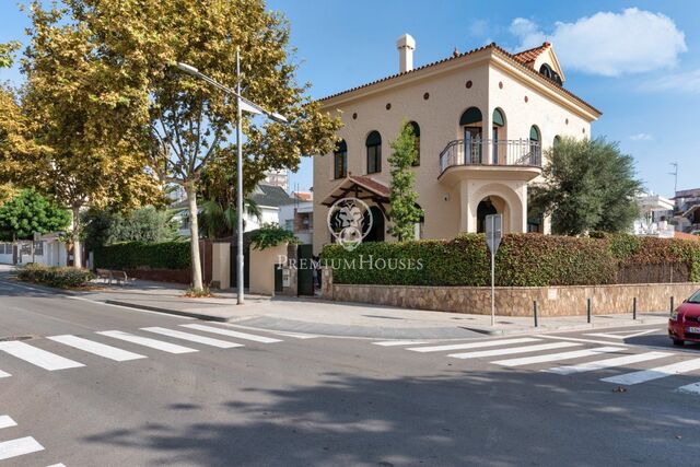 Villa des années 1950 récemment rénovée et modernisée à louer dans le centre de Sitges.