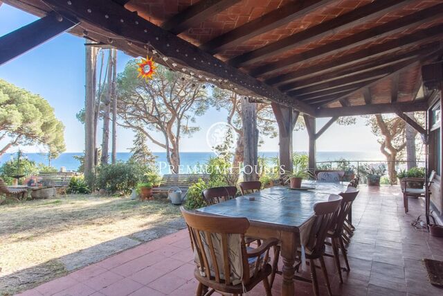 Provençal style house for sale with spectacular sea views