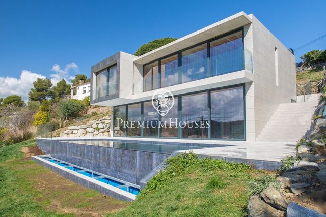 House for sale with spectacular sea views in Santa Susanna