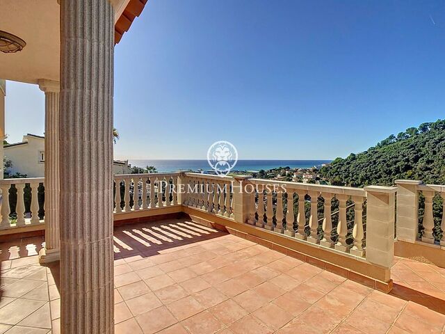 Casa amb piscina i vistes panoràmiques a la mar en venda a Santa Susanna