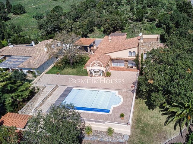 Beautiful and comfortable villa built on a flat plot with sea and mountain views.