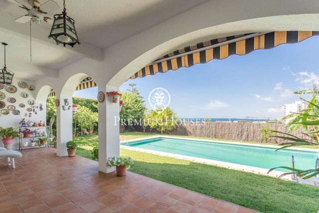 Casa en venta con piscina y vistas al mar en Teià