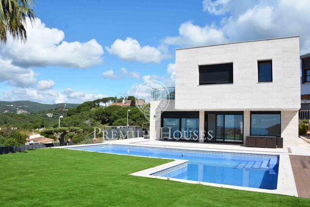 Maison à louer à Sant Vicenç de Montalt. Design et luxe avec superbes vues sur la mer