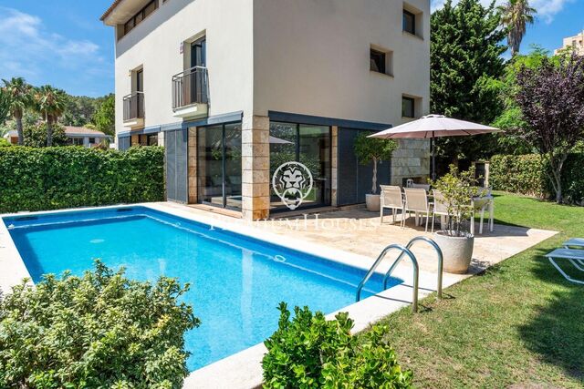 Casa adossada amb jardí i piscina a Vallpineda