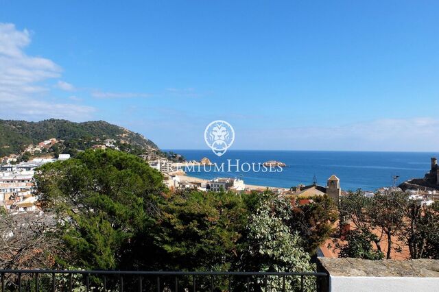 Magnificent renovated house with tourist licence for sale in the town centre of Tossa de Mar.