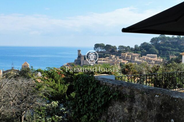 Magnífica casa reformada con licencia turística en venta en el casco urbano de Tossa de Mar