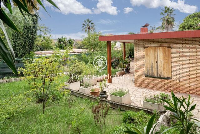 Casa independiente con jardín en Vallpineda