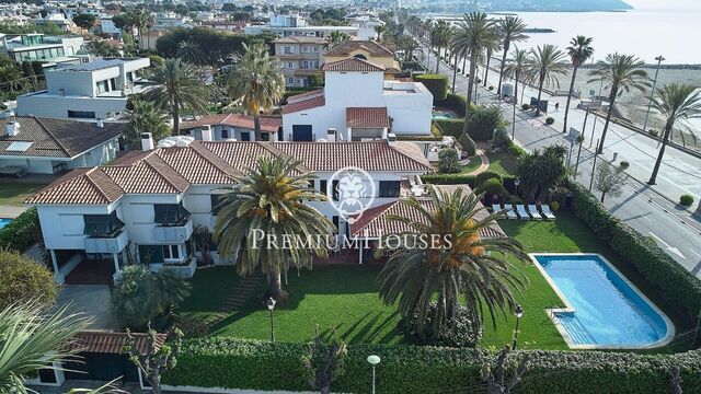 Independent house for sale on the seafront in Terramar