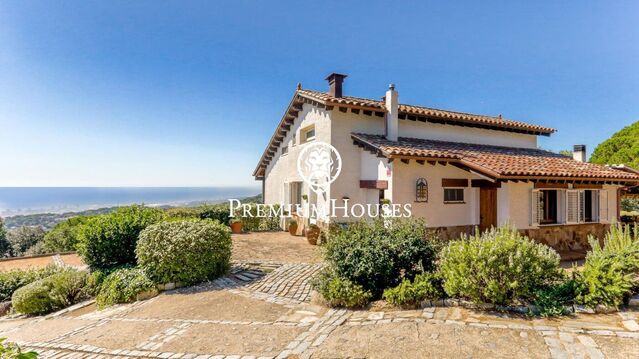 House for sale with spectacular sea views in Mataró