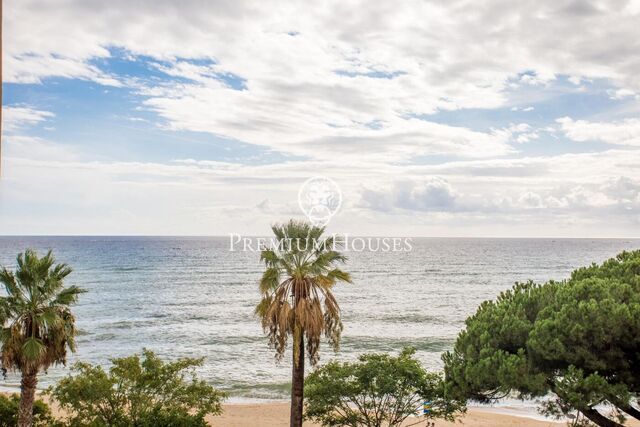 Flat for temporary rental on the seafront in Sant Vicenç de Montalt beach.