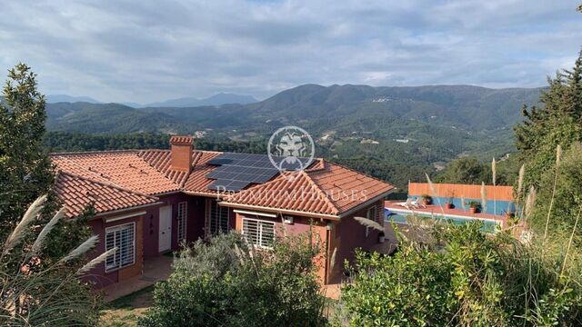 Casa en venta con maravillosas vistas a las montañas y piscina en Vistamar