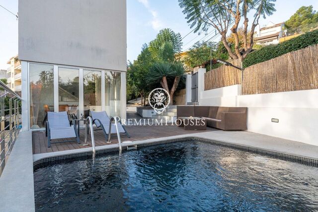 Maison individuelle avec vue dégagée et piscine à Vallpineda