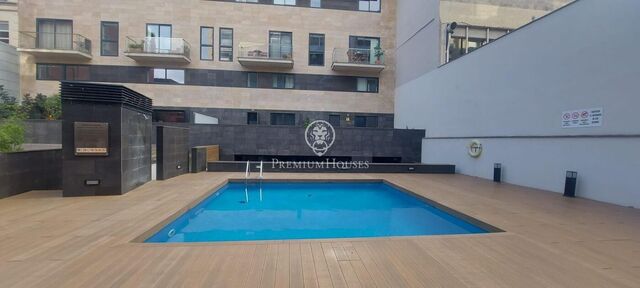 Exclusive flat for sale with pool in Gràcia