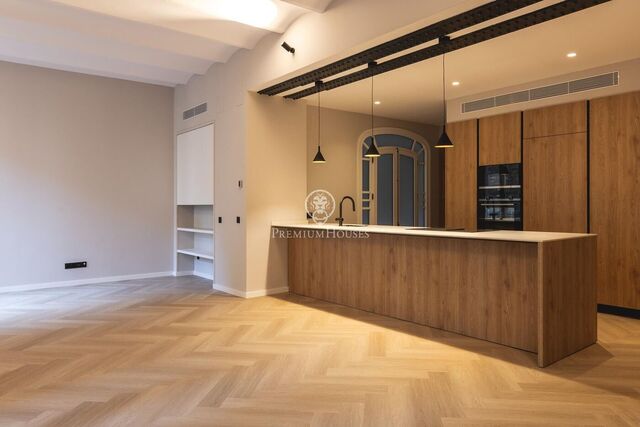 Recently refurbished flat in front of Barcelona Cathedral