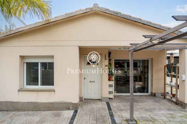 Modern Detached House with Patio