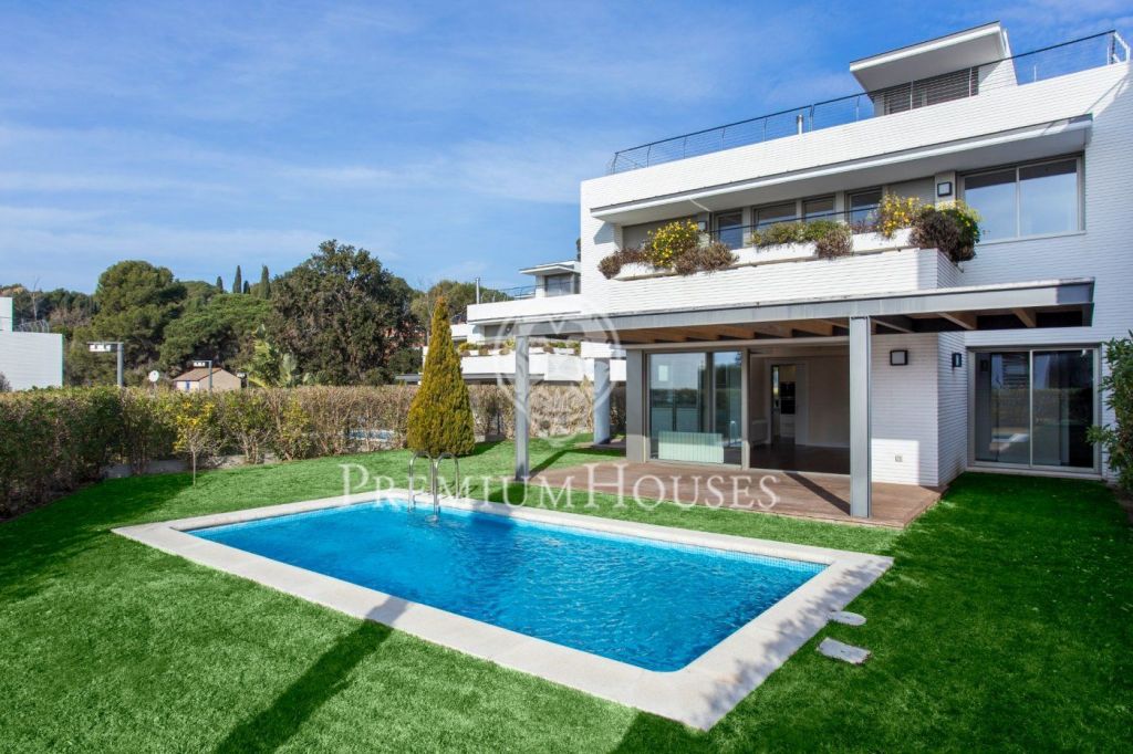 Casa de 334 m² con piscina y vistas en alquiler en Sant