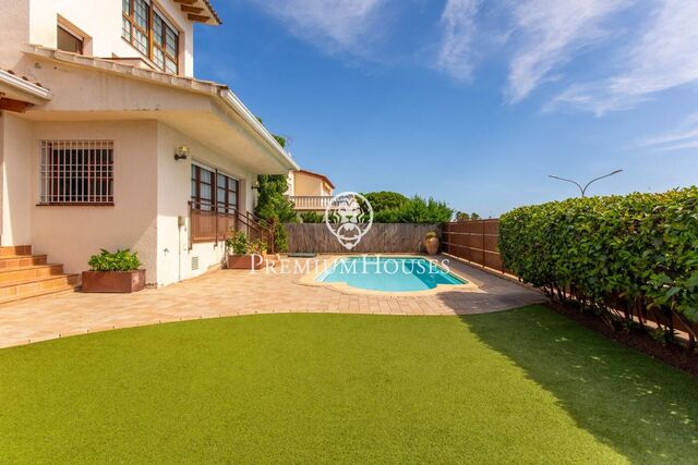 Semi-detached house for sale with sea views in Sant Andreu de Llavaneres