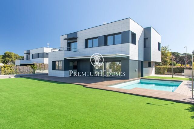 Corner house for sale with mountain and sea views