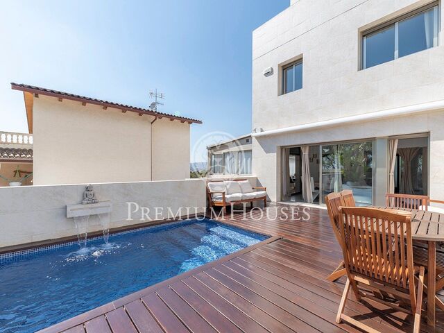 Casa adossada en lloguer amb piscina i vistes al mar a Mas d'en Serra