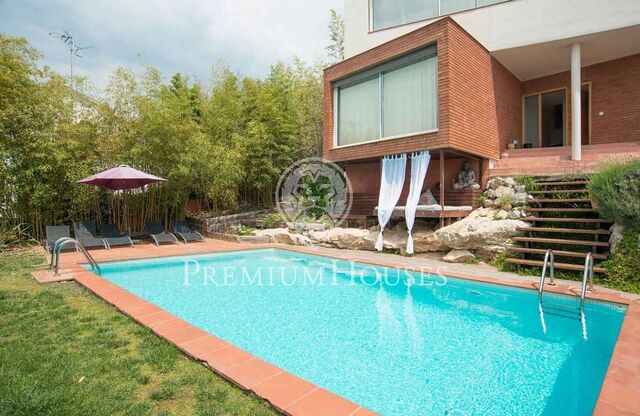 Detached House with Sea Views in Quint Mar